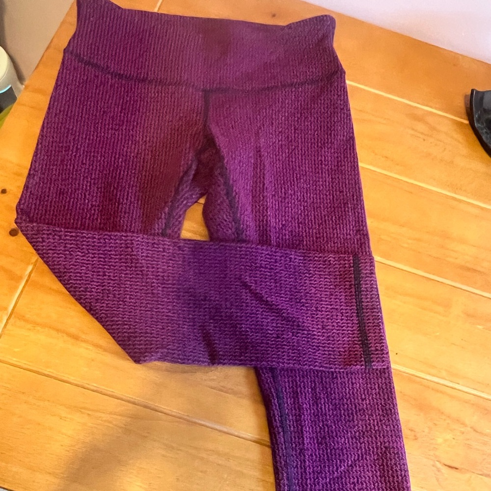 Lululemon leggings 💪🏽 Decent condition. Capri length.